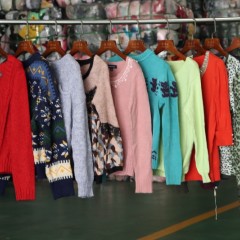 广州工厂大量出口毛衣，冬装夏装