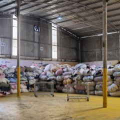 每月上百吨二手衣纺，鞋子，皮包等库存，急需处理！